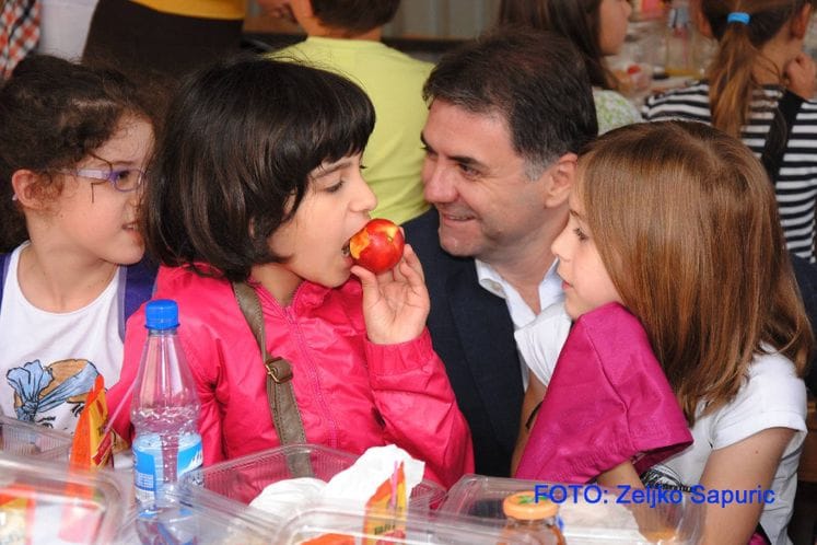 Saopštenje: Ministar Ivanović sa saradnicima družio se sa podgoričkim osnovcima na farmi krava u Nikšiću