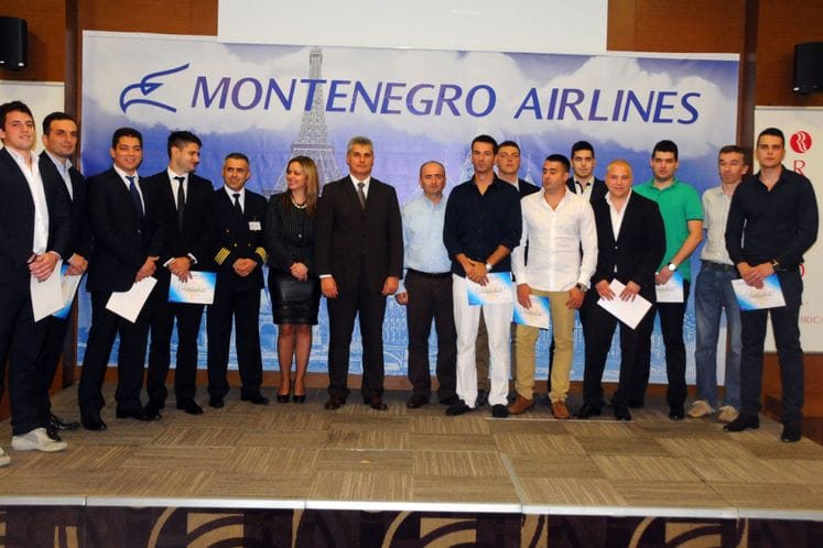 Ministar Brajović uručio potvrde o prijemu na školovanje za pilote