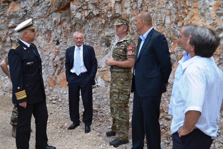 Pripadnici Inžinjerijske čete VCG angažovani na izgradnji puta