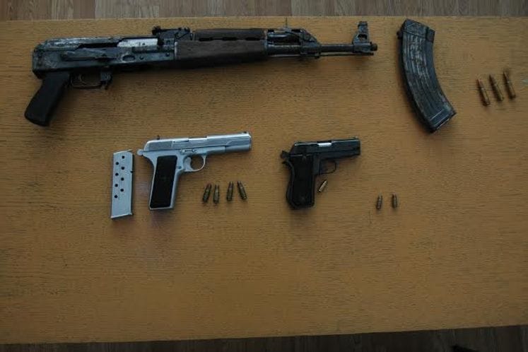 U Baru oduzeti automatska puška i dva pištolja
