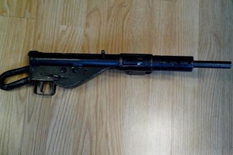 Pronađeno automatsko oružje koje je bilo sakriveno u prtljažniku vozila