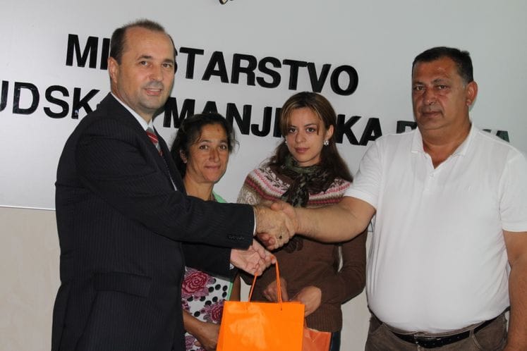 Paketići sa školskim priborom za romske mališane na sjeveru