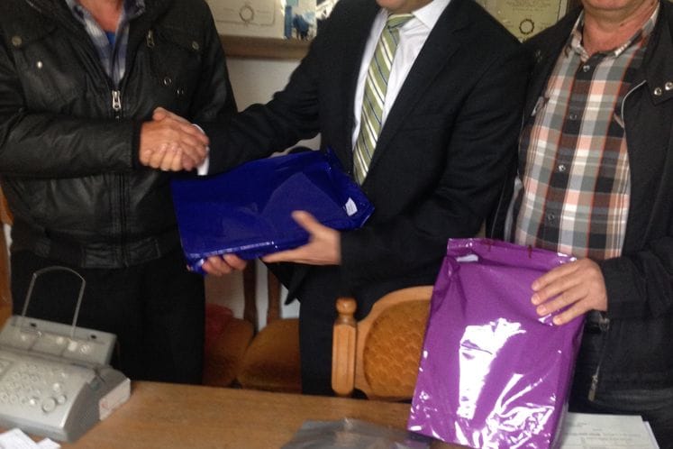 Poklon paketi sa školskim priborom podijeljeni u nekoliko opština