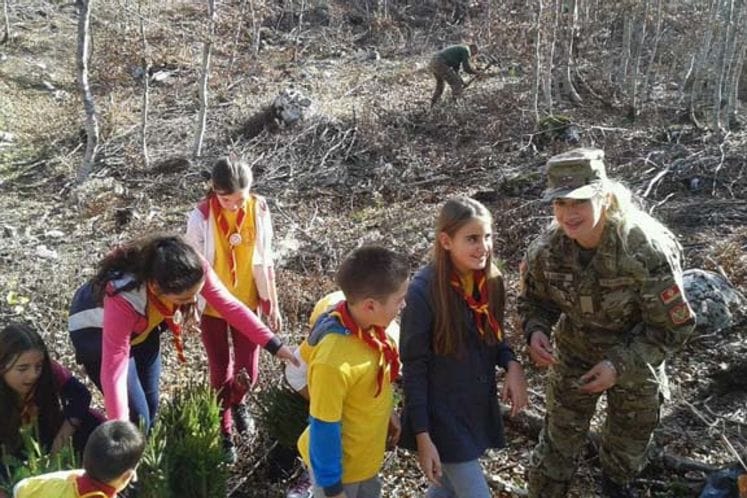 Pješadijci sa izviđačima i omladincima sadili smrču i crni bor u Nikšićkoj župi