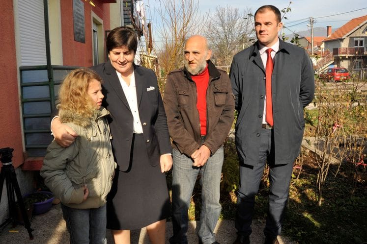 Ministarka rada i socijalnog staranja Zorica Kovačević i predsjednik Opštine Nikšić Veselin Grbović uručili ključeve od stana porodici Nikolić