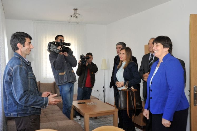 SAOPŠTENJE: Ministarka Kovačević uručila ključeve od kuće Jolić Mihailu – bivšem štićeniku Dječjeg doma „Mladost“ iz Bijele