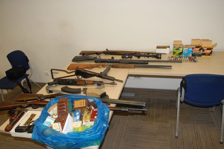 U Podgorici i Cetinju od tri lica oduzeto osam komada oružja, skoro hiljadu metaka, optički nišani i okviri