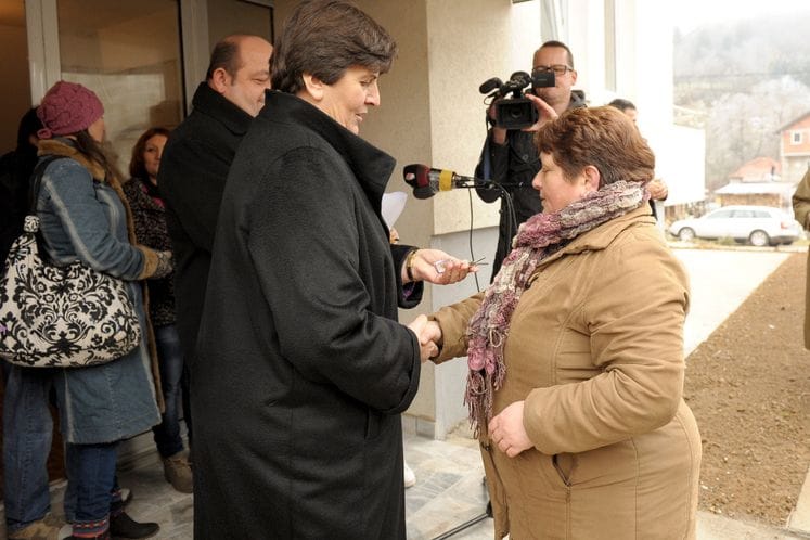 Ministarka Zorica Kovačević uručila je ključeve od stanova za 12 porodica u opštini Petnjica