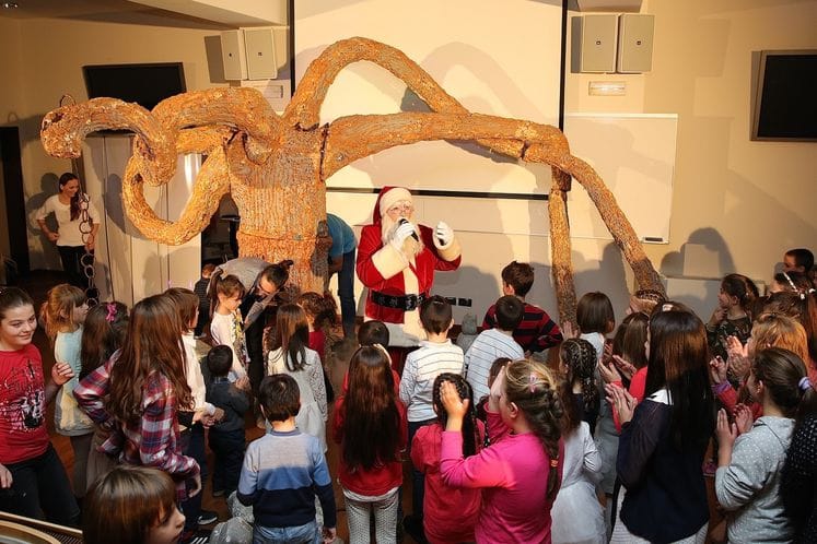 Ministarstvo za najmlađe organizovalo novogodišnju predstavu i dodjelu paketića