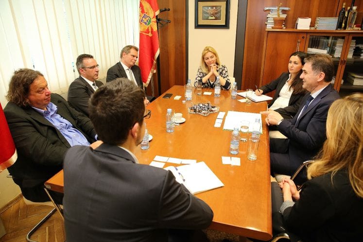 Saopštenje: Ministar Ivanović razgovarao sa poslanikom njemačkog Bundestaga Joahimom Fajferom i grupom privrednika