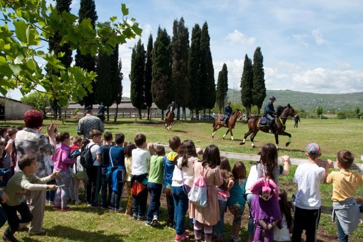 Posjeta osnovaca Timu policije na konjima