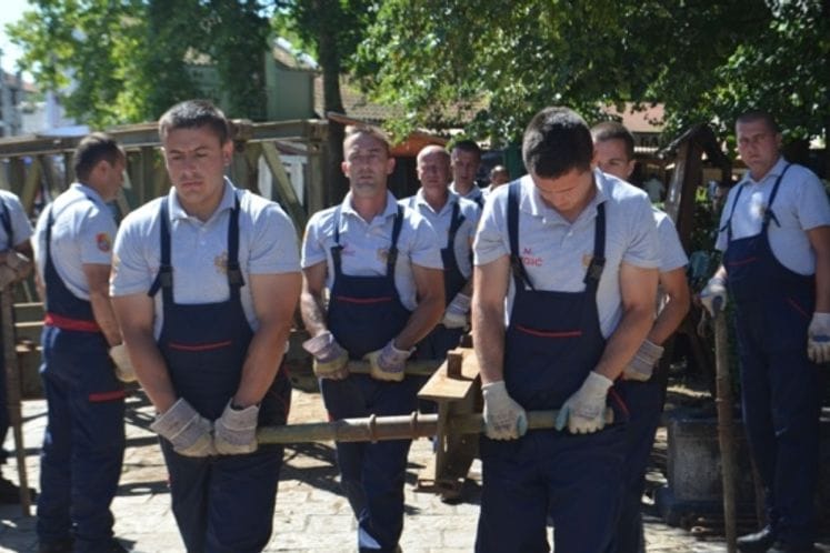 Inžinjerijska četa VCG izvodi radove na izgradnji montažnog mosta u Virpazaru