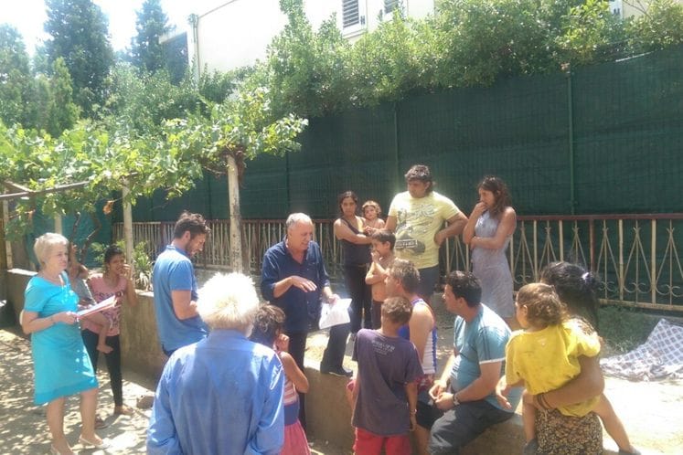 Predstavnici Ministarstva rada i socijalnog staranja i UNHC-a obišli tri raseljene Romske porodice Bišljami iz objekta u Sutomoru