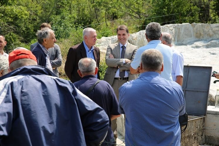 Saopštenje: Ministar Ivanović u Piperima obišao radove na izgradnji tri vodovoda, bistijernu na Kopilju, siraru i obnovljenu školu