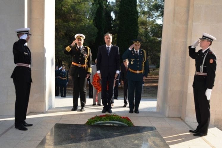 Predsjednik Filip Vujanović u pratnji načelnika Generalštaba i njegovog zamjenika položio vijenac na spomenik Partizanu borcu