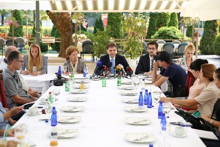 Ministar Ivanović tokom radnog doručka razgovarao sa novinarima