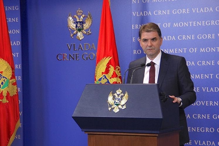 Na vanrednoj konferenciji za novinare ministar Ivanović saopštio da je zaustavljena prodaja stočne hrane za koju postoji sumnja da je od GMO soje