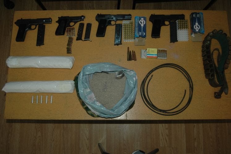 Kod pet lica u Baru pronađeno i oduzeto 5 kg eksploziva, 4 pištolja i veća količina municije