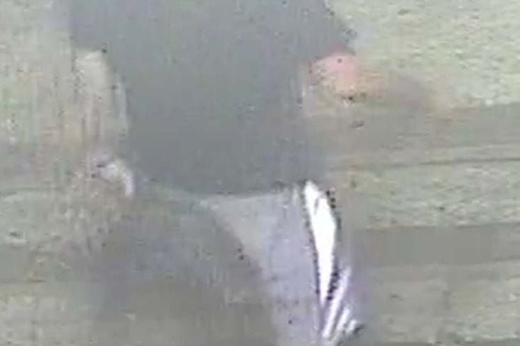 Ima napretka u istrazi; policija radi na identifikovanju lica sa snimka za koje se sumnja da je povezano sa podmetanjem požara na službenom policijskom vozilu „Opel Astra“ / FOTO