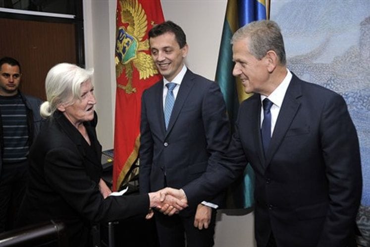 Saopštenje: Uručeni ključevi stanova zdravstvenim i prosvjetnim radnicima opštine Bar