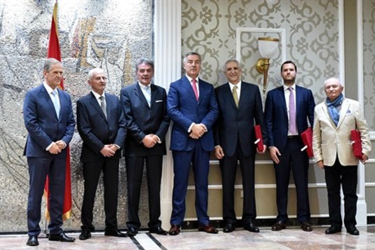 Predsjednik Vlade Milo Đukanović uručio nagrade za izuzetan doprinos razvoju crnogorskog zdravstva