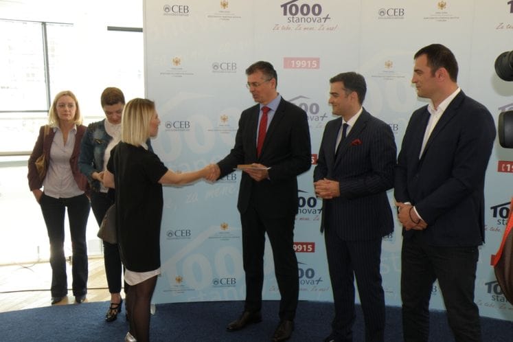 Saopštenje: Uručeni vaučeri mladim bračnim parovima, zaposlenima u javnoj upravi i ostalima u projektu 1000+