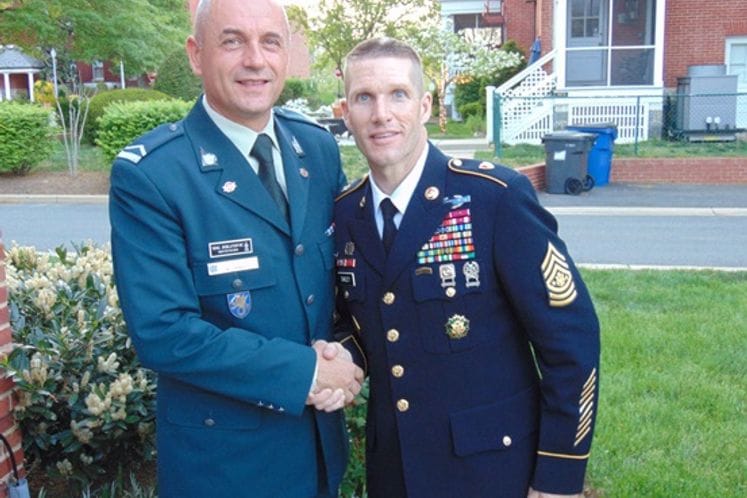 Zastavnik Jokanović sa glavnim podoficirom Vojske SAD-a Danielom Dejlijem