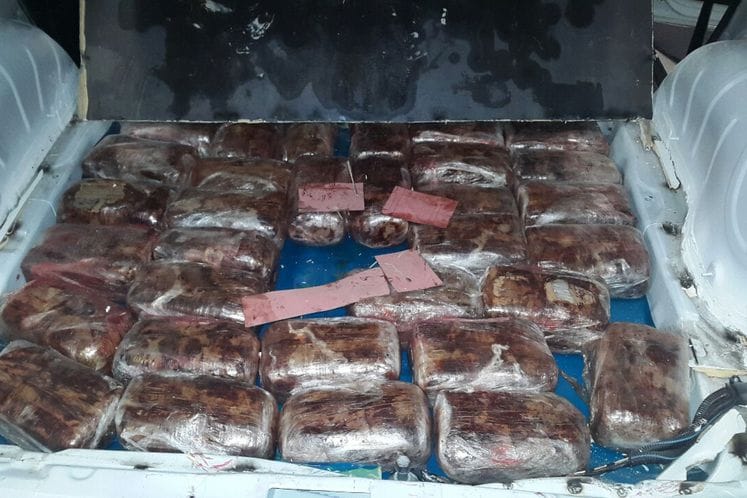 Zajedničko saopštenje: Policijski i carinski službenici u vozilu na GP Debeli brijeg otkrili i oduzeli oko 17 kg marihuane; osumnjičeno lice lišeno slobode