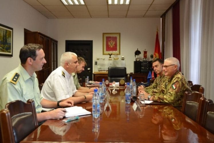 Komandant KFOR-a Guljelmo Luiđi Miljeta u oproštajnoj posjeti kod admirala Samardžića