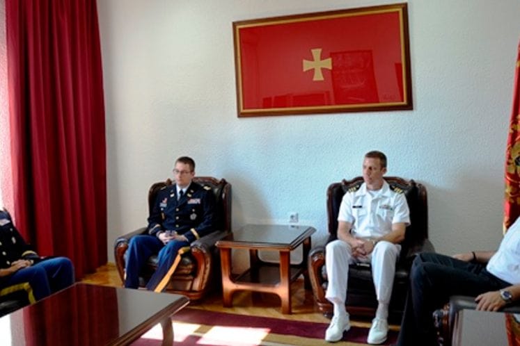 Admiral Samardžić sa odlazećim i novim šefom Kancelarije za bilateralnu saradnju sa NG države Mejn, majorom Karterom i kapetanom Filipsom