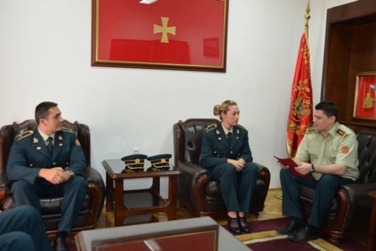 Pukovnik Pešić uručio početni oficirski čin Andrijani Strujić i Aladinu Hadroviću, koji su diplomirali na Vojnoj akademiji u Atini