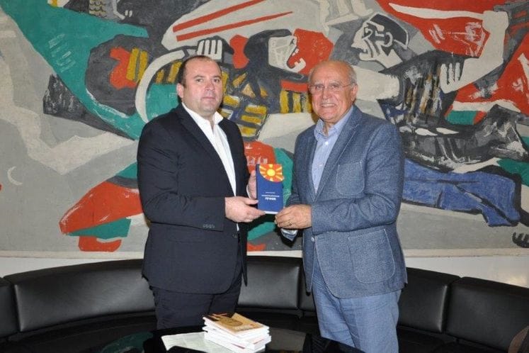 Ministru Goranoviću uručen prvi primjerak crnogorsko-makedonskog i makedonsko-crnogorskog rječnika