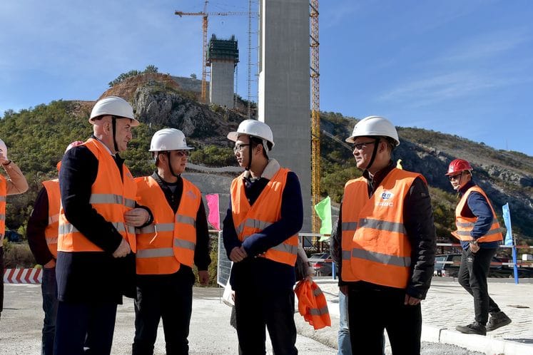 Saopštenje: Završeni radovi na izlivanju stubova najvećeg mosta na prioritetnoj dionici autoputa Bar – Boljare