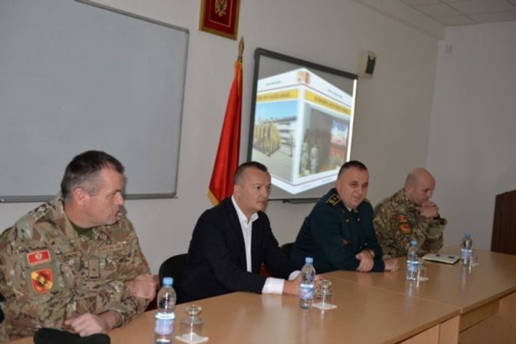 Filipović i general Daković obišli vojnike na osnovnoj vojničkoj obuci