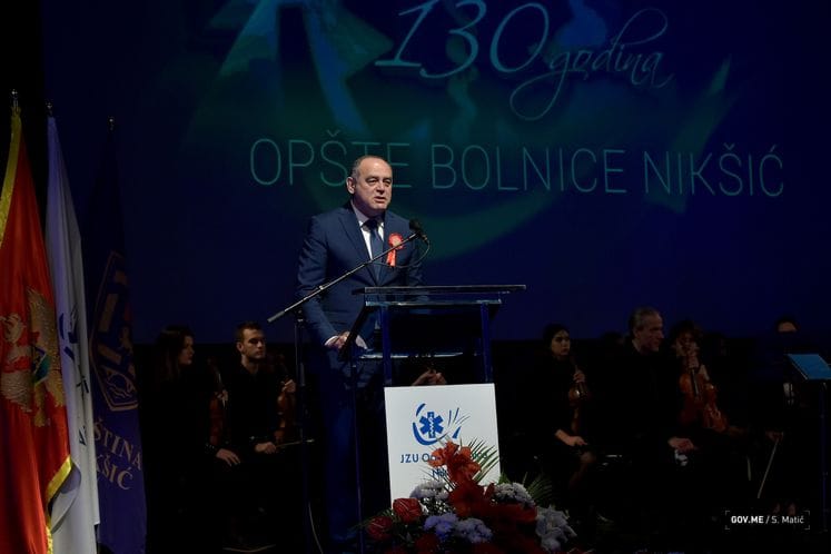 Potpredsjednik Simović na svečanosti povodom 130 godina Nikšićke bolnice: Crnogorsko zdravstvo stasavalo i dijelilo sudbinu brojnih istorijskih izazova kojima je bila izložena CG