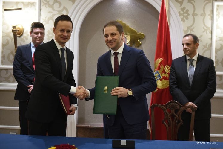 Godišnje 30 stipendija za crnogorske studente