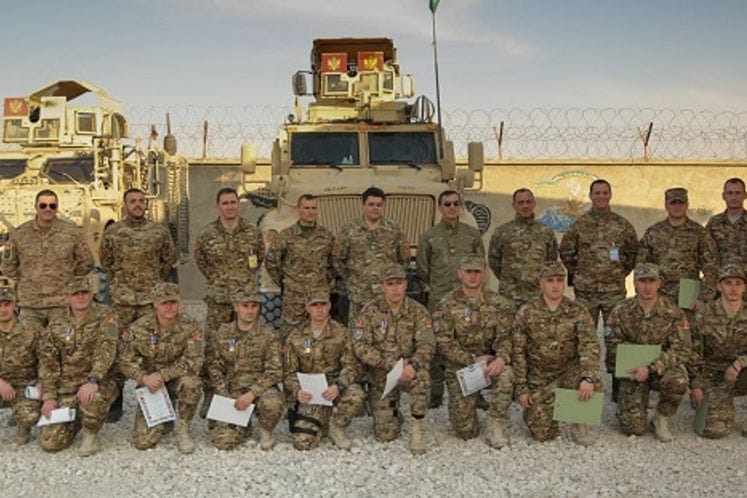 Baza Šahin: Bošković uručio našim vojnicima NATO medalje, susret sa hrvatskim pukovnikom Ljubasom