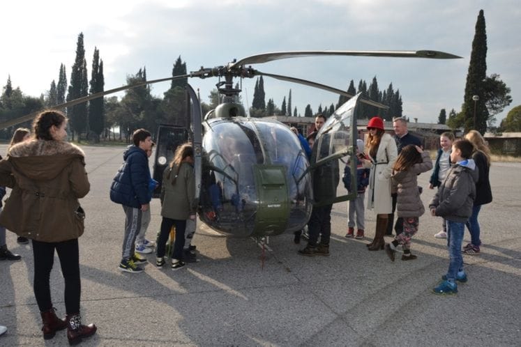 Saradnja sa NVO: Posjeta 19 osnovaca i srednjoškolaca Vazduhoplovstvu Vojske Crne Gore