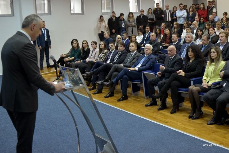 Premijer Marković prisustvovao svečanoj sjednici Senata UCG na kojoj su nagrađeni najbolji studenti i Institut za biologiju mora