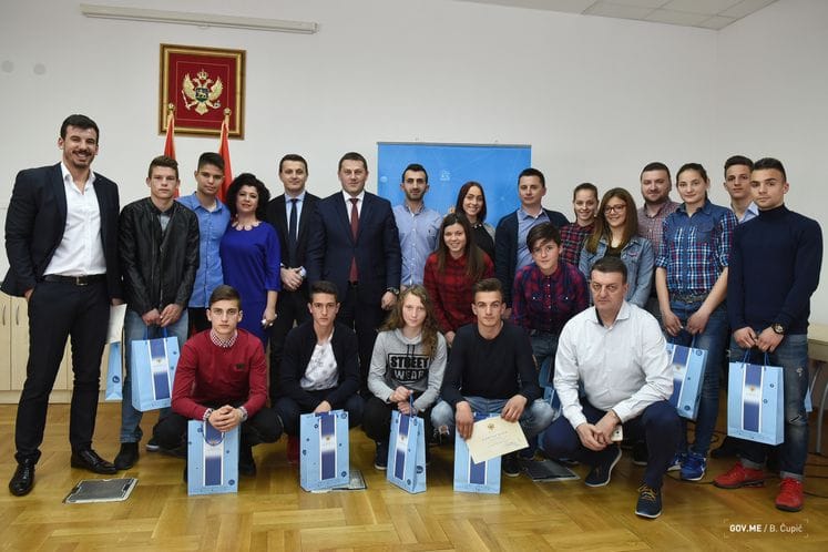 Nagrađeni pobjednici Državnog prvenstva srednjih škola u malom fudbalu: Organizacija sporta u školama osnov za razvoj budućih vrhunskih sportista