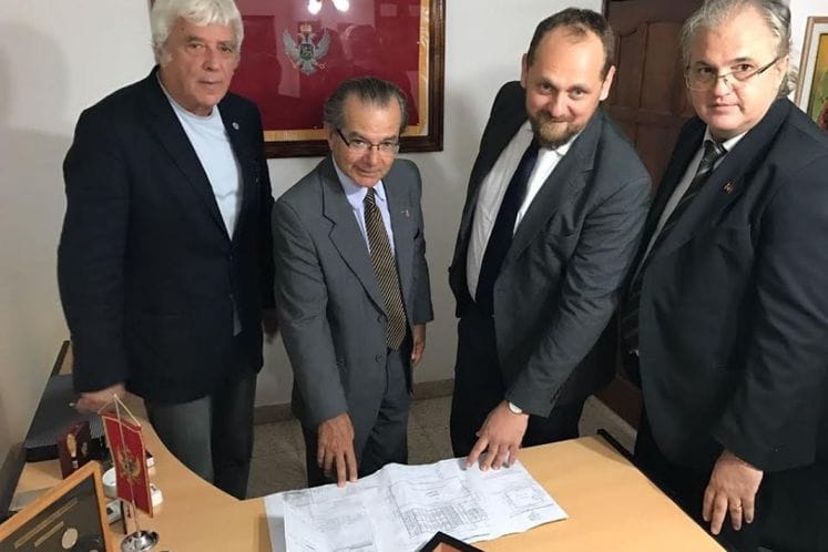 CRNOGORSKA KUĆA GRADIĆE SE U ROKE SAENZ PENJI U PROVINCIJI ĆAKO