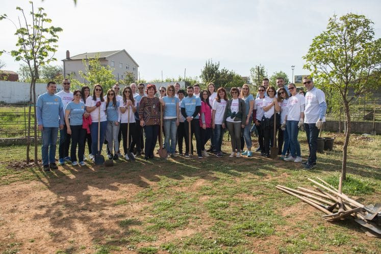 Zaposleni Ministarstva prosvjete i Telekoma uredili dvorište JU OŠ “21. maj”