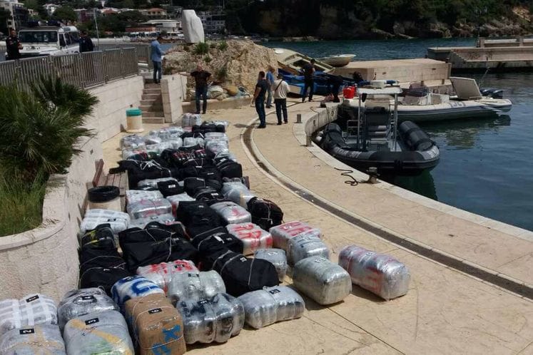 Izjava savjetnice za odnose s javnošću Uprave policije MUP-a Tamare Popović: U moru kod Ulcinja policija na gliseru otkrila 78 plastičnih vreća sa pakovanjima u kojima se kako se procjenjuje nalazilo oko tona i po skanka; dva lica lišena slobode