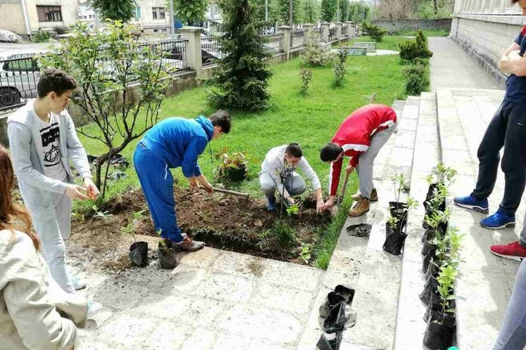 Uređenje školskog dvorišta u cilju sprovođenja programa Eko-škola