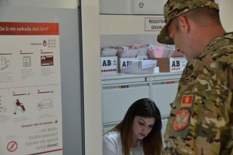 Povodom Dana nezavisnosti pripadnici Vojske Crne Gore učestvovali u akciji dobrovoljnog davanja krvi