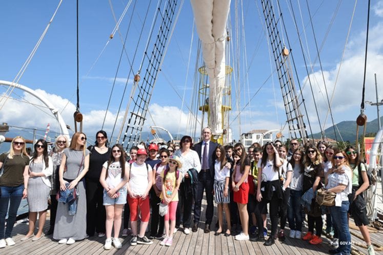 Učenici i profesori OŠ „21. maj“ iz Podgorice na krstarenju školskim brodom „Jadran“