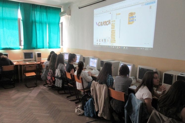 Povodom obilježavanja Međunarodnog dana djevojčica u ICT-u u prostorijama JU OŠ “Vuk Karadžić“ održana radionica za djevojčice