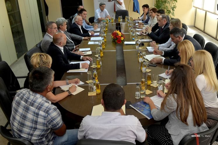 Potpredsjednik Simović u Baru razgovarao sa predsjednikom Opštine, maslinarima, pčelarima i ribarima