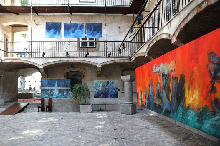 OTVORENA IZLOŽBA SLIKARA I LIKOVNOG PEDAGOGA SKENDERA BAJROVIĆA