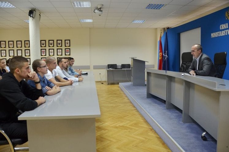 Najbolji učesnici Ljetnjeg vojnog kampa u posjeti Ministarstvu odbrane